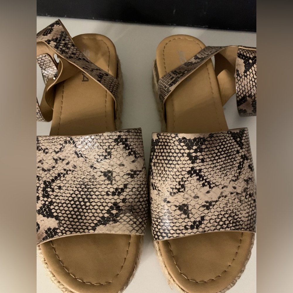 Platform Sandals - Picture 3 of 5